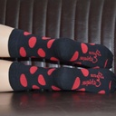 Calcetines algodón orgánico negro con lunares rojos